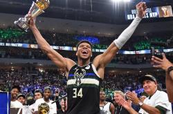 NG娱乐-关于字母哥在切尔西比赛中惊险取胜，问鼎冠军引发热议！的信息